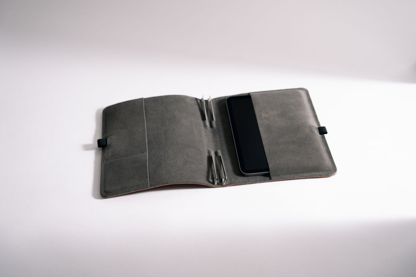 Roterfaden WK_12 Taschbegleiter — Smooth Leather (A6 & A5)