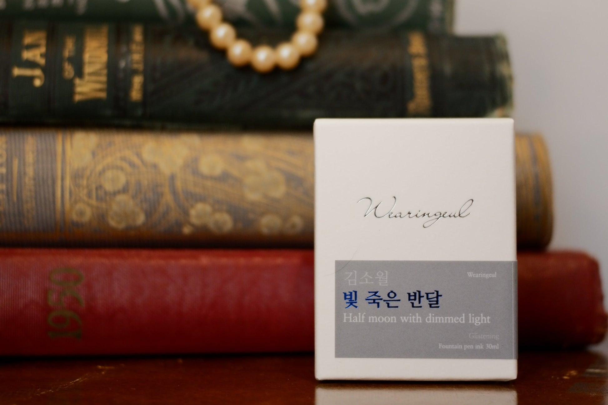 Wearingeul Half moon with dimmed light ink bottle