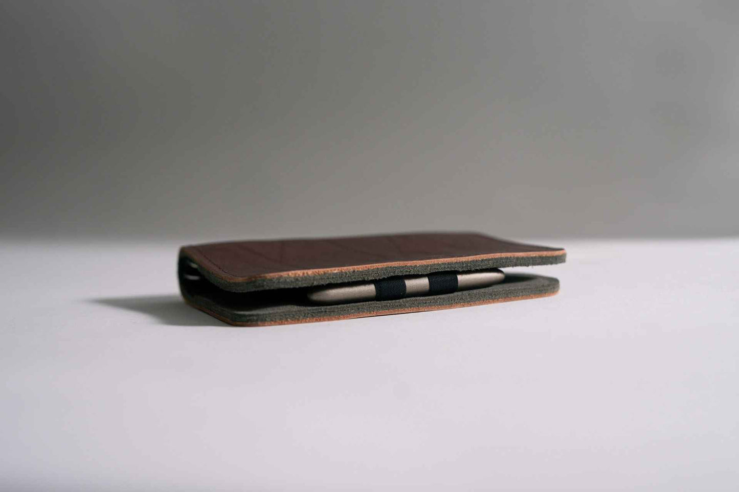 Roterfaden WK_12 Taschbegleiter — Smooth Leather (A6 & A5)