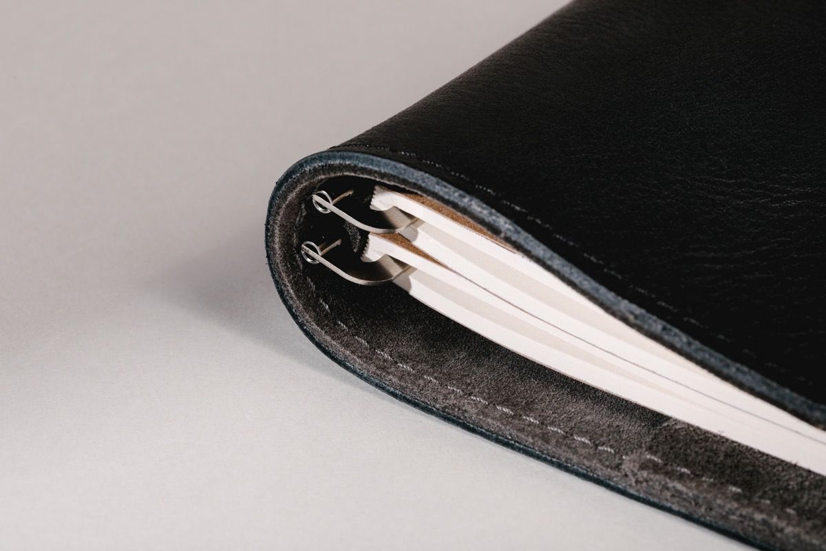 Roterfaden WK_12 Taschbegleiter — Smooth Leather (A6 & A5)