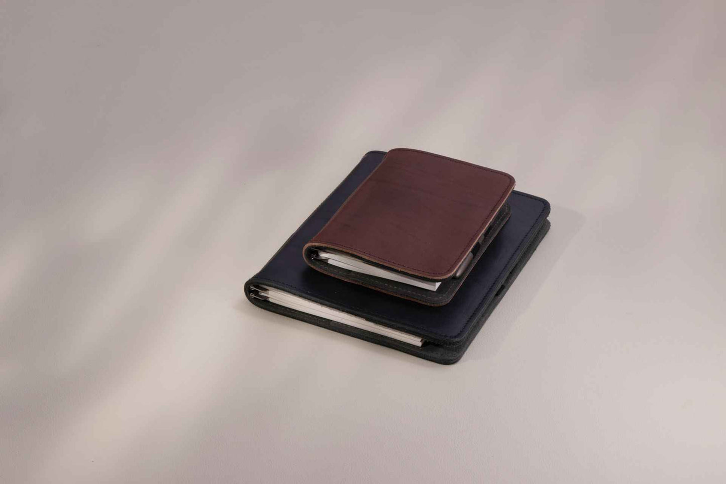Roterfaden WK_12 Taschbegleiter — Smooth Leather (A6 & A5)